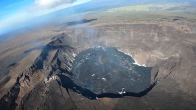 Вулкан на Гавайях непрерывно извергает лаву