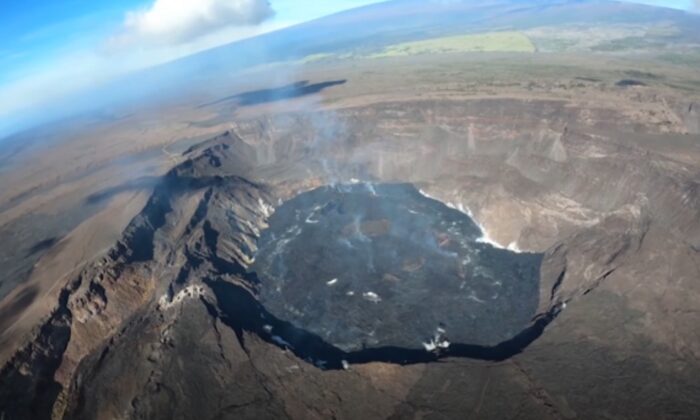 Кратер вершины Килауэа с озером лавы в Национальном парке вулканов Гавайев, 23 марта 2022 года. (USGS через AP/Screenshot через The Epoch Times) | Epoch Times Россия