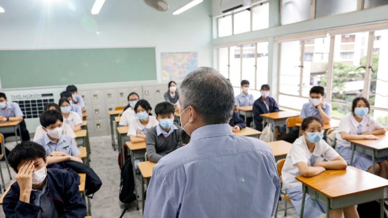 Учитель представляется ученикам в классе средней школы в первый день нового семестра в Гонконге 1 сентября 2021 года. (Tyrone Siu/Reuters)  | Epoch Times Россия