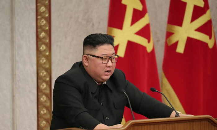 Северокорейский лидер Ким Чен Ын присутствует на пленарном заседании центрального комитета Рабочей партии в Пхеньяне, Северная Корея, на этой фотографии, предоставленной Центральным информационным агентством Кореи (ЦТАК) 10 февраля 2021 г. (ЦТАК через Reuters) | Epoch Times Россия