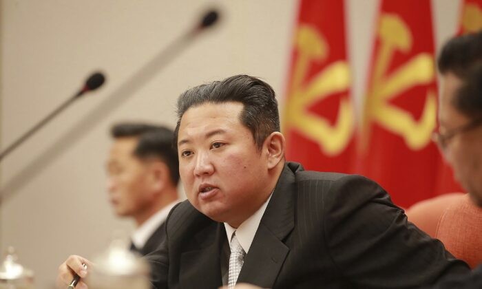 Северокорейский лидер Ким Чен Ын © присутствует на заседании Центрального комитета правящей Трудовой партии в Пхеньяне, Северная Корея, на фотографии, сделанной 27 декабря — 31 декабря 2021 года. (Korean Central News Agency/Korea News Service via AP, File) | Epoch Times Россия