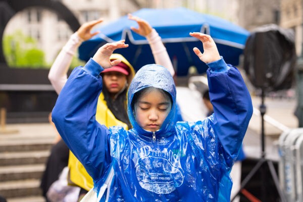 Последователи Фалуньгун празднуют Всемирный день Фалунь Дафа на площади Фоли в Нью-Йорке 7 мая 2022 года. Фото: Larry Dye/The Epoch Times