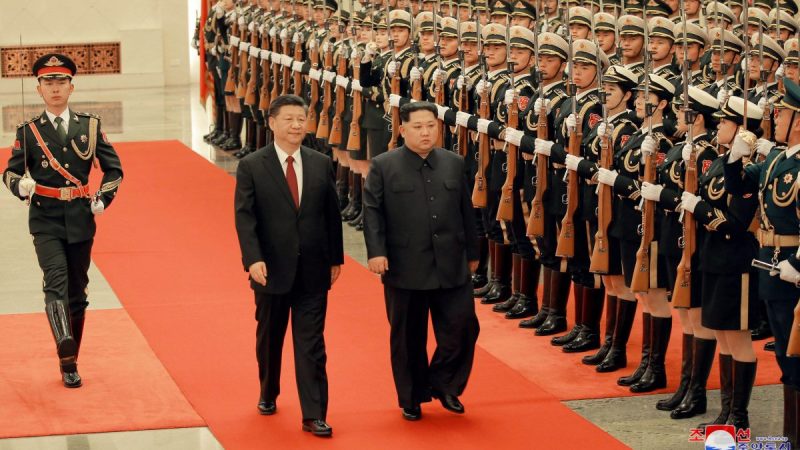 Лидер Северной Кореи Ким Чен Ын (R) и лидер Китая Си Цзиньпин осматривают почетный караул во время неофициального визита северокорейского лидера в Пекин. Фотография опубликована Центральным новостным агентством Северной Кореи (KCNA) в Пхеньяне 28 марта 2018 года. (KCNA/viaReuters)  | Epoch Times Россия