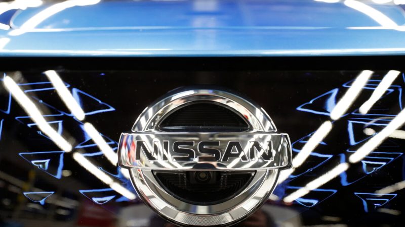 Логотип Nissan на автомобиле на заводе Nissan в Сандерленде, Великобритания, 1 июля 2021 года. Фото: Phil Noble/Reuters | Epoch Times Россия