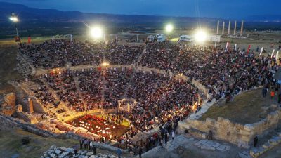 В древнем амфитеатре в Турции состоялся первый концерт за 1600 лет
