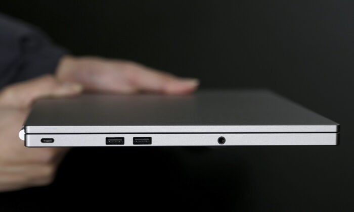 Разъёмы USB на боковой панели ноутбука. Фото: Jeff Chiu/AP Photo | Epoch Times Россия