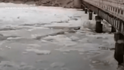 Ледоход повредил автомобильный мост в Амурской области