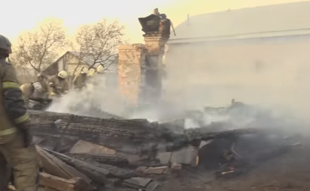 Пожарные тушат дом в Омской области. Скриншот/youtube | Epoch Times Россия
