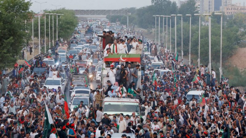 Свергнутый премьер-министр Пакистана Имран Хан едет возглавить марш протеста в Исламабаде, Пакистан, 26 мая 2022 года. Фото: Akhtar Soomro/Reuters  | Epoch Times Россия
