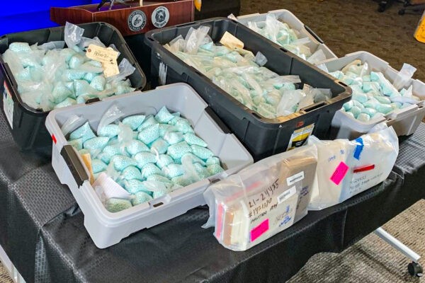 Контрабандные таблетки с содержанием фентанила и другие наркотики демонстрируются сотрудниками правоохранительных органов во время пресс-конференции в Скоттсдейле, штат Аризона, 16 декабря 2021 года. (Scottsdale PD)