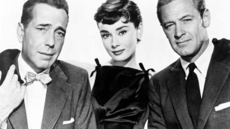 Рекламное фото Хамфри Богарта (слева), Одри Хепберн и Уильяма Холдена (справа), сделанное для фильма «Сабрина» (1954). (Всеобщее достояние)  | Epoch Times Россия
