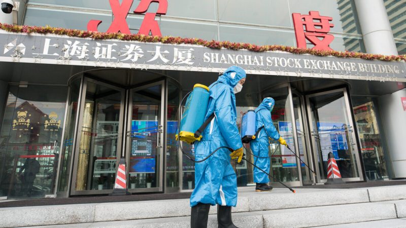 Медицинские работники распыляют антисептик у главных ворот здания Шанхайской фондовой биржи в Шанхае, Китай, 3 февраля 2020 г. (YifanDing/GettyImages)  | Epoch Times Россия