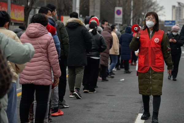 Очередь во время массового тестирования в Тяньцзине, Китай, 9 января 2022 года. (Sun Fanyue/Xinhua via AP)