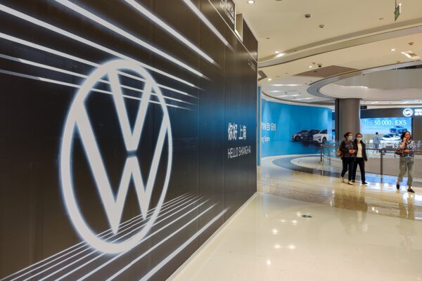 Магазин по продаже автомобилей Volkswagen в центре торгового центра в Шанхае, Китай, 26 апреля 2021 года. (Costfoto/Future Publishing via Getty Images)