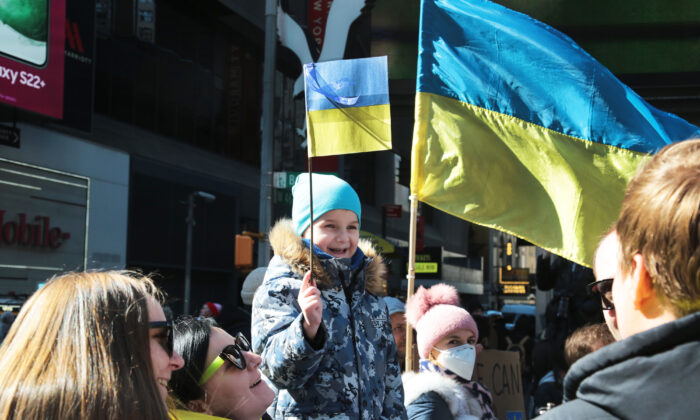 Ребенок машет украинским флагом на Таймс-сквер, 26 февраля 2022 г. (Richard Moore/The Epoch Times) | Epoch Times Россия