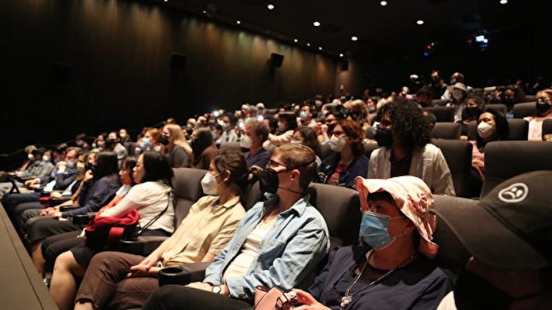 Люди смотрят аншлаговую премьеру канадского документального фильма «Вечная весна» на кинофестивале Human Rights Watch в Нью-Йорке 24 мая 2022 г. (Ши Пин/The Epoch Times) | Epoch Times Россия