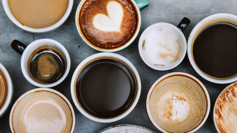 Исследование показало, что головная боль исчезала, когда участникам давали кофе без кофеина, но они об этом не знали. Rawpixel.com/Shutterstock | Epoch Times Россия