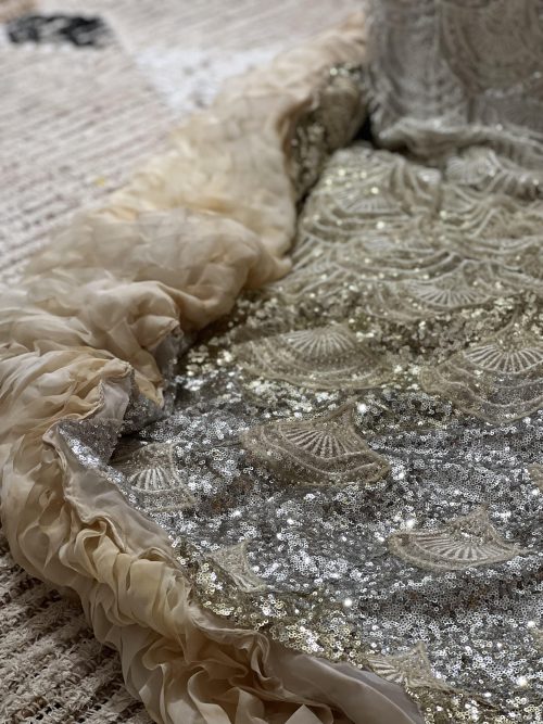Мама-домохозяйка с пятью детьми потратила 379 часов на ручной пошив свадебного платья
