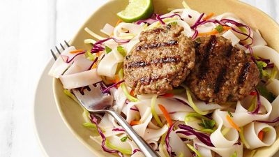 Тайский салат из свинины и брокколи с лапшой