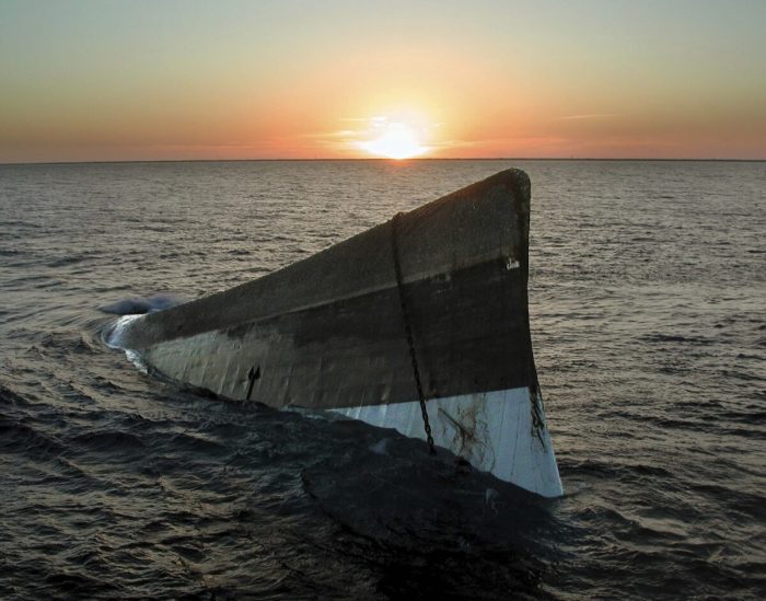 Дайверы посетили затонувший 20 лет назад военный корабль