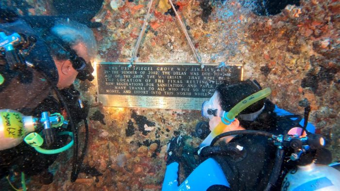 Дайверы посетили затонувший 20 лет назад военный корабль