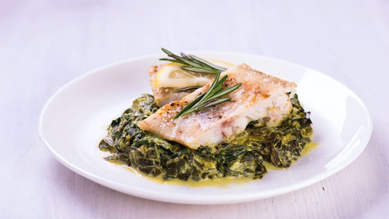 Свежая рыба со шпинатом и укропом — простое весеннее блюдо. elenamazur/Shutterstock | Epoch Times Россия