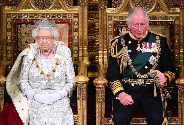 Королева Елизавета II и принц Чарльз, принц Уэльский, во время церемонии открытия сессии парламента в Вестминстерском дворце 14 октября 2019 года в Лондоне, Англия. Фото: Paul Edwards - WPA Pool/Getty Images | Epoch Times Россия