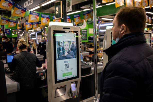 Демонстрация платёжной системы распознаванием лиц. Фото: DIMITAR DILKOFF/AFP via Getty Images  | Epoch Times Россия