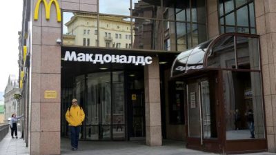 McDonald’s продаст российские рестораны местному оператору