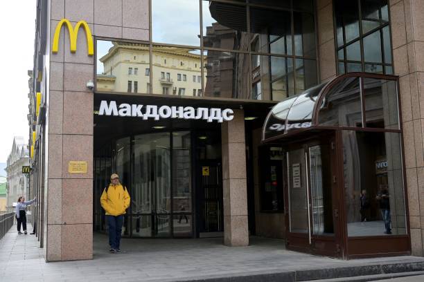 Ресторан McDonald's в Москве, 16 мая 2022 года. Американский гигант быстрого питания McDonald's покидает российский рынок и продаёт свой бизнес. Фото: NATALIA KOLESNIKOVA/AFP via Getty Images  | Epoch Times Россия