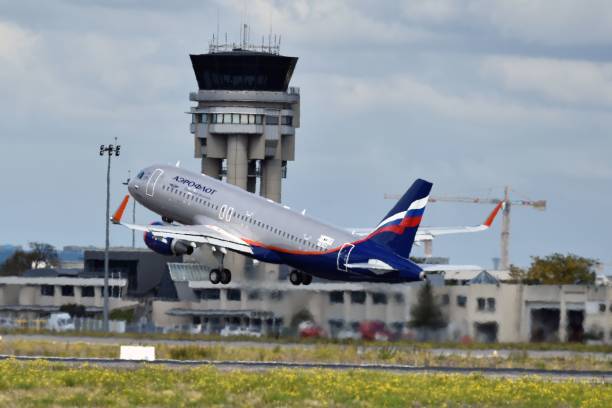 Пассажирский самолёт Airbus A320 российской компании «Аэрофлот» взлетел со взлётной дорожки. Фото: PASCAL PAVANI/AFP via Getty Images | Epoch Times Россия