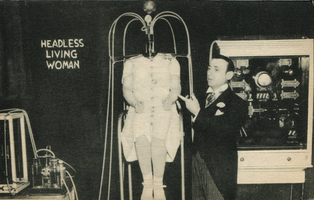 Немецкий врач Эгон Хайнеман отправился в турне в рамках цирковых и карнавальных представлений, демонстрируя женщину без головы. (Image: Public Domain)