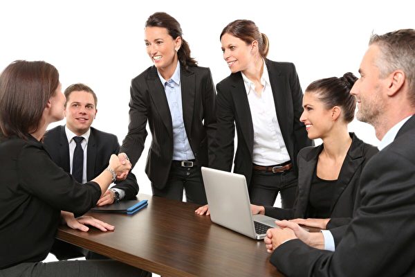 Люди, улыбаясь, пожимают друг другу руки во время делового общения (изображение: Pixabay)