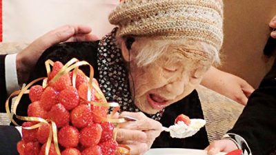 119-летняя старушка любила сладкие напитки — в чём секрет её долголетия?