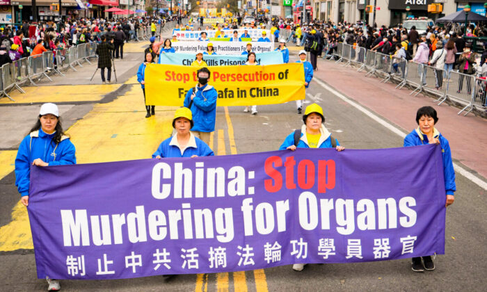 Последователи Фалуньгун участвуют в параде в честь 23-й годовщины мирного обращения 10 тыс. последователей Фалуньгун в Пекине 25 апреля во Флашинге, штат Нью-Йорк, 23 апреля 2022 года. (Larry Dye/The Epoch Times)
 | Epoch Times Россия