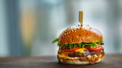 Израильтянин подал в суд на ресторан из-за некошерного чизбургера