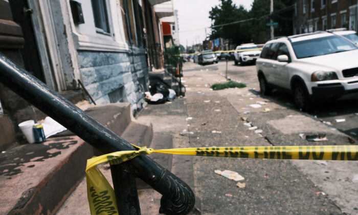 Полицейская лента перекрывает улицу, где был застрелен человек в результате события, связанного с наркотиками, в Филадельфии, штат Пенсильвания, 19 июля 2021 года. (Spencer Platt/Getty Images) | Epoch Times Россия