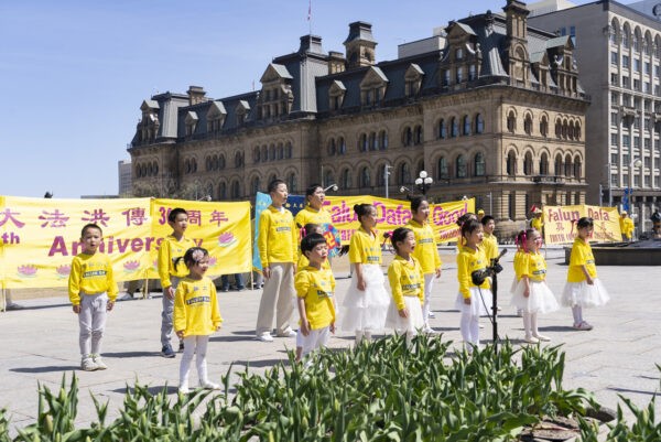 Молодые последователи Фалуньгун выступают на митинге, посвящённом 30-летию распространения духовной практики Фалуньгун. Парламентский холм в Оттаве 10 мая 2022 года. (Evan Ning/The Epoch Times)
