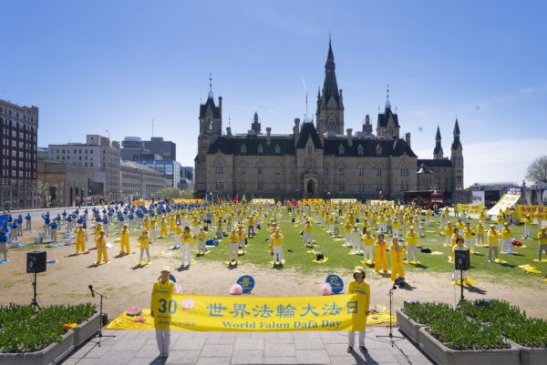 Приверженцы Фалуньгун празднуют 30-ю годовщину распространения духовной практики на митинге в Оттаве 10 мая 2022 года. (Evan Ning/The Epoch Times)