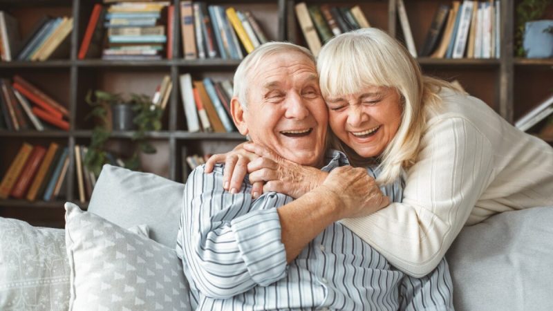 Поддерживать социальные связи полезно для здоровья, как и смеяться вместе. Фото: Viktoriia Hnatiuk/Shutterstock | Epoch Times Россия