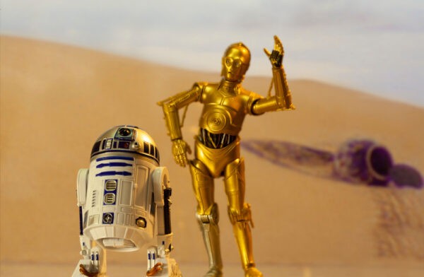 Воссоздание сцены из фильма «Звездные войны», в которой комические роботы R2D2 (L) и C-3PO находятся на пустынной планете Татуин со спасательной капсулой. (Уиллоу Худ/Shutterstock) | Epoch Times Россия