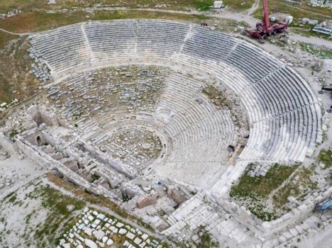 По словам директора проекта Джелала Симсека, для завершения строительства амфитеатра было добавлено всего 4000 новых каменных блоков. (Предоставлено Turkey’s South Aegean Development Agency)