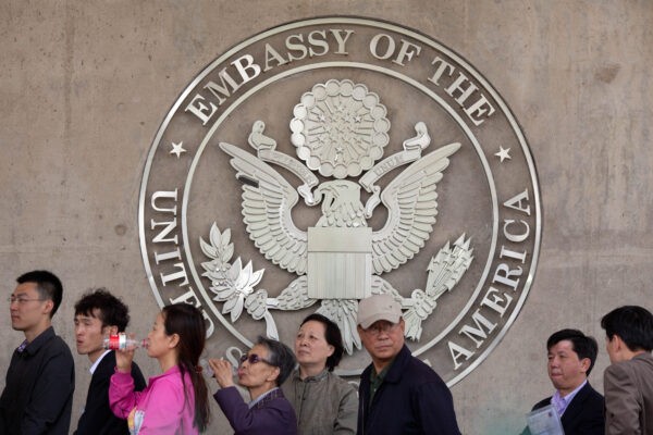 Люди выстраиваются в очередь у посольства США в Пекине 27 апреля 2012 года. (Ed Jones/AFP/Getty Images)