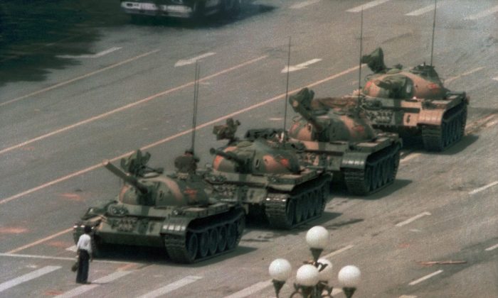 Этот человек один остановил танки на проспекте Вечного мира в Пекине во время резни на площади Тяньаньмэнь 5 июня 1989 года. Фото: Jeff Widener/AP Photo | Epoch Times Россия