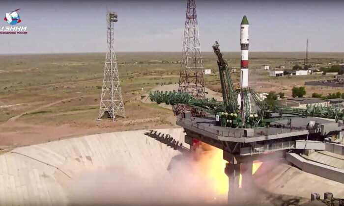 Ракета-носитель «Союз-2.1а» с грузовым транспортным кораблём «Прогресс МС-20» стартует с арендованного Россией космодрома Байконур, Казахстан, 3 июня 2022 года, на фото с видео. (Roscosmos Space Agency via AP) | Epoch Times Россия