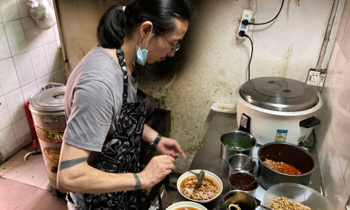 Владелец магазина лапши Ван Цзунсин готовит лапшу для клиентов в своём ресторане в Шэньчжэне, провинция Гуандун, Китай, 15 мая 2020 года. (Martin Pollard/Reuters) | Epoch Times Россия