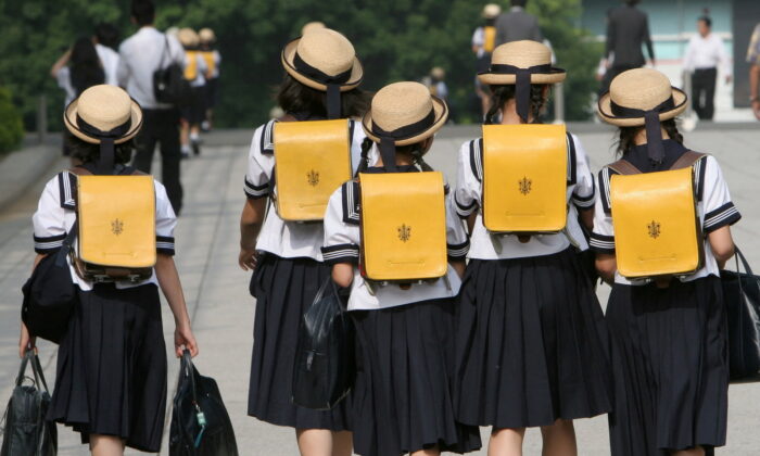 Дети идут по дороге из школы в Токио, Япония, 30 июня 2006. (Toshiyuki Aizawa/Reuters) | Epoch Times Россия