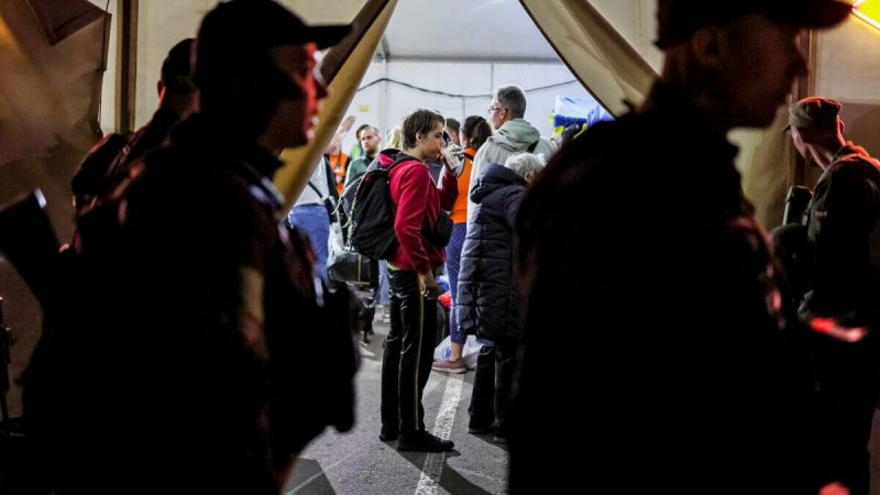 Украинские беженцы с металлургического завода «Азовсталь» в Мариуполе прибывают в центр регистрации и гуманитарной помощи для внутренне перемещённых лиц под охраной милиции в Запорожье, Украина, 8 мая 2022 года. (Gleb Garanich/Reuters) | Epoch Times Россия