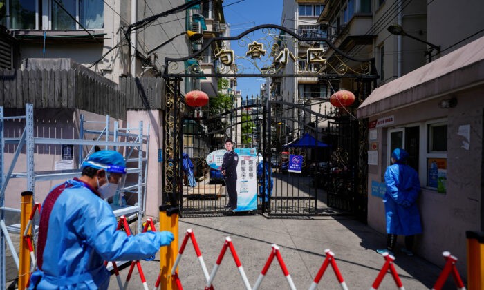 Закрытый вход в жилой район во время блокировки в Шанхае, Китай, 5 мая 2022 года. (Aly Song/Reuters) | Epoch Times Россия