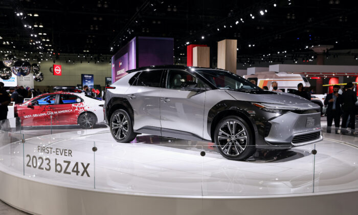 Полностью электрический внедорожник Toyota bZ4X 2023 года демонстрируется во время Лос-Анджелесского автосалона 2021 года в Лос-Анджелесе, 17 ноября 2021 года. (Mike Blake/Reuters)e | Epoch Times Россия